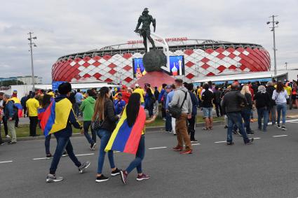 Москва. Болельщики на площади перед стадионом Открытие Арена перед матчем 1/8 финала чемпионата мира по футболу 2018 между сборными Колумбии и Англии.