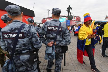 Москва. Болельщики на площади перед стадионом Открытие Арена перед матчем 1/8 финала чемпионата мира по футболу 2018 между сборными Колумбии и Англии.