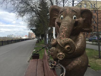 Кемерово. Скульптура слона на набережной.