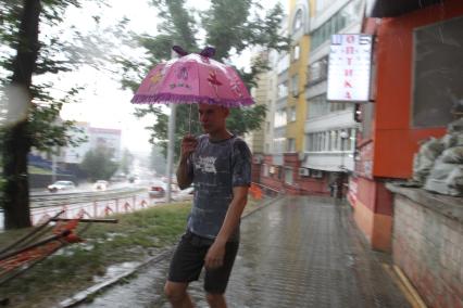 Иркутск.  Молодой человек во время дождя.