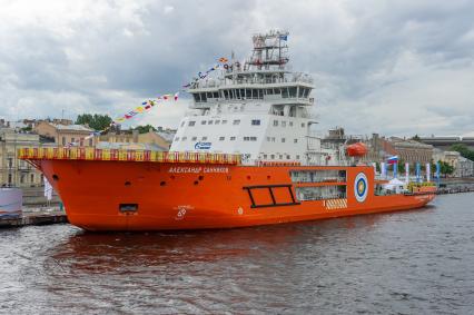 Санкт-Петербург. Российский флаг поднят на новом ледоколе `Александр Санников`, который отправляется в первый арктический поход.