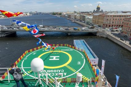 Санкт-Петербург. Российский флаг поднят на новом ледоколе `Александр Санников`,который отправляется в первый арктический поход.
