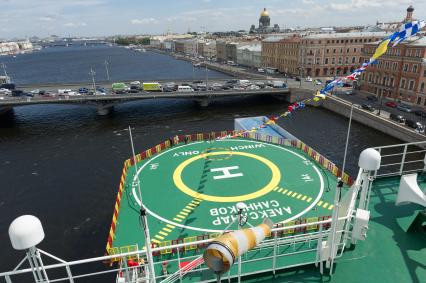 Санкт-Петербург. Российский флаг поднят на новом ледоколе `Александр Санников`,который отправляется в первый арктический поход.