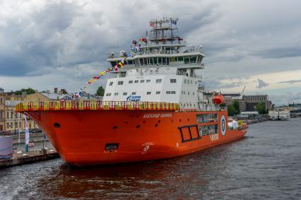 Санкт-Петербург. Российский флаг поднят на новом ледоколе `Александр Санников`, который отправляется в первый арктический поход.