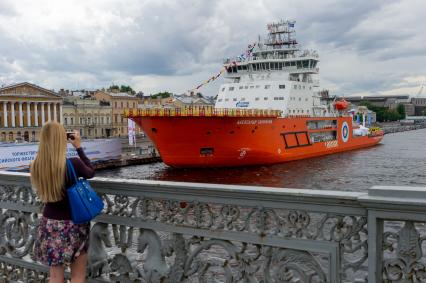 Санкт-Петербург. Российский флаг поднят на новом ледоколе `Александр Санников`, который отправляется в первый арктический поход.