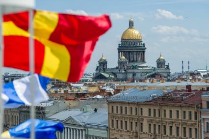 Санкт-Петербург. Российский флаг поднят на новом ледоколе `Александр Санников`,который отправляется в первый арктический поход.