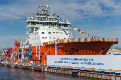 Санкт-Петербург. Российский флаг поднят на новом ледоколе `Александр Санников`, который отправляется в первый арктический поход.