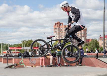 Пермь. Тренировка на BMX-велосипедах в скейт-парке.