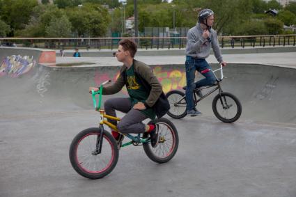 Пермь. Тренировка на BMX-велосипедах в скейт-парке.