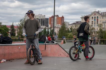 Пермь. Тренировка на BMX-велосипедах в скейт-парке.