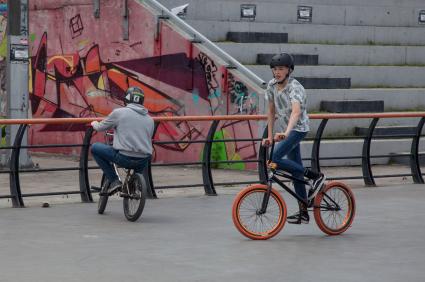 Пермь. Тренировка на BMX-велосипедах в скейт-парке.