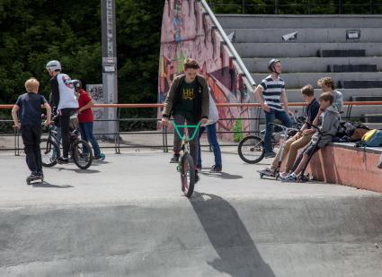 Пермь. Тренировка на BMX-велосипедах в скейт-парке.