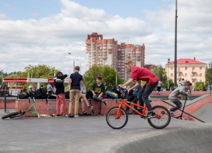 Пермь. Тренировка на BMX-велосипедах в скейт-парке.