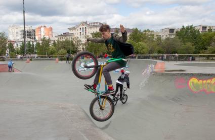 Пермь. Тренировка на BMX-велосипедах в скейт-парке.