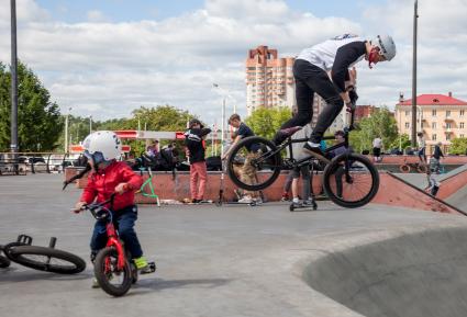 Пермь. Тренировка на BMX-велосипедах в скейт-парке.