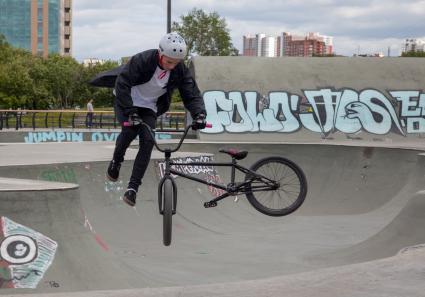 Пермь. Тренировка на BMX-велосипедах в скейт-парке.