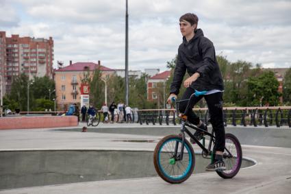 Пермь. Тренировка на BMX-велосипедах в скейт-парке.