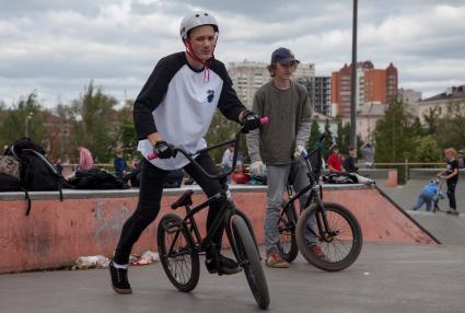 Пермь. Тренировка на BMX-велосипедах в скейт-парке.