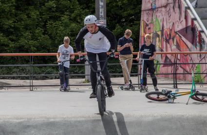 Пермь. Тренировка на BMX-велосипедах в скейт-парке.