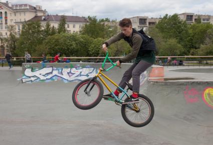 Пермь. Тренировка на BMX-велосипедах в скейт-парке.