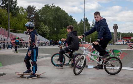 Пермь. Тренировка на BMX-велосипедах в скейт-парке.