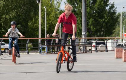 Пермь. Тренировка на BMX-велосипедах в скейт-парке.