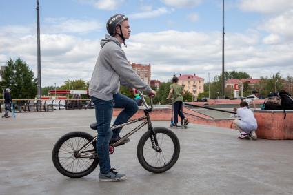 Пермь. Тренировка на BMX-велосипедах в скейт-парке.