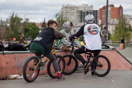 Пермь. Тренировка на BMX-велосипедах в скейт-парке.