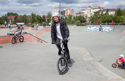 Пермь. Тренировка на BMX-велосипедах в скейт-парке.