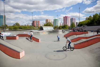 Пермь. Тренировка на BMX-велосипедах в скейт-парке.