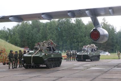 Псковская область. Псковские десантники во время летних учений.