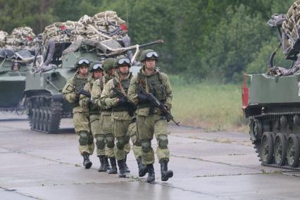 Псковская область. Псковские десантники во время летних учений.