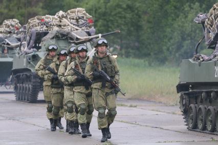 Псковская область. Псковские десантники во время летних учений.