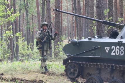 Псковская область. Псковские десантники во время летних учений.