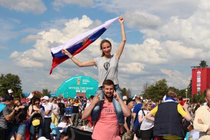 Москва. Болельщики сборной России в фан-зоне на Воробьевых горах во время трансляции матча 1/8 финала чемпионата мира по футболу - 2018 между сборными России и Испании.