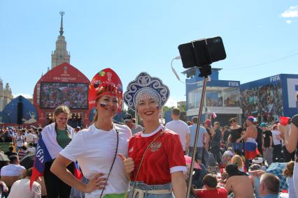 Москва. Болельщики сборной России в фан-зоне на Воробьевых горах во время трансляции матча 1/8 финала чемпионата мира по футболу - 2018 между сборными России и Испании.