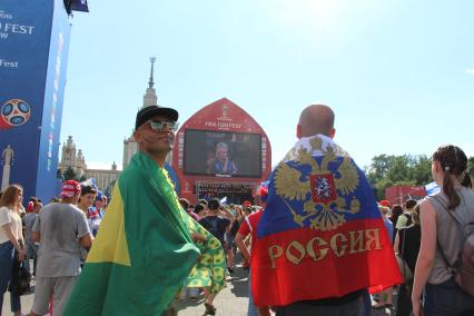 Москва. Болельщики в фан-зоне на Воробьевых горах во время трансляции матча 1/8 финала чемпионата мира по футболу - 2018 между сборными России и Испании.