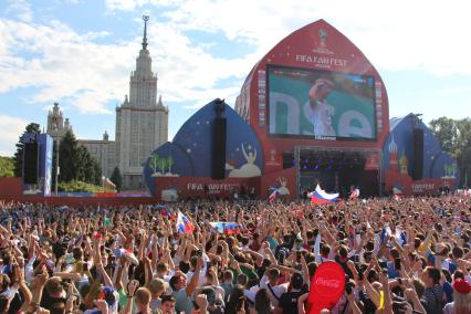 Москва. Болельщики в фан-зоне на Воробьевых горах во время трансляции матча 1/8 финала чемпионата мира по футболу - 2018 между сборными России и Испании.