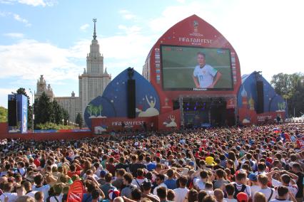 Москва. Болельщики в фан-зоне на Воробьевых горах во время трансляции матча 1/8 финала чемпионата мира по футболу - 2018 между сборными России и Испании.