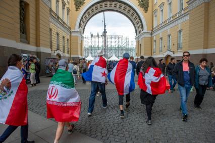 Санкт-Петербург.  Болельщики у здания Главного штаба во время проведения чемпионата мира по футболу - 2018.