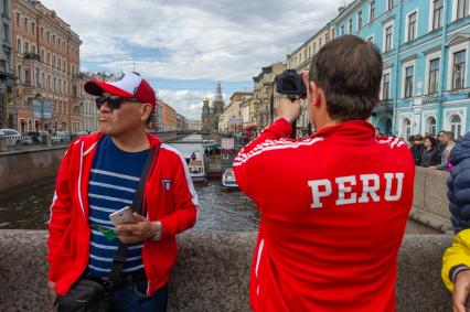 Санкт-Петербург. Болельщики на набережной канала Грибоедова во время проведения чемпионата мира по футболу - 2018.