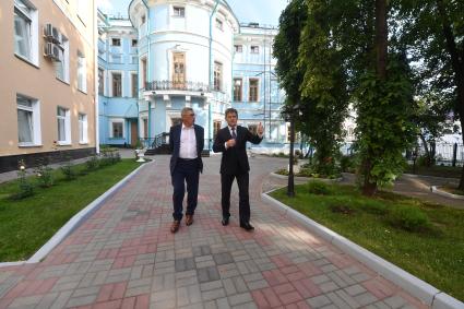 Москва. Главный редактор `Комсомольской правды` Владимир Сунгоркин и посол Беларуси в России Игорь Петришенко на территории посольства Беларуси.