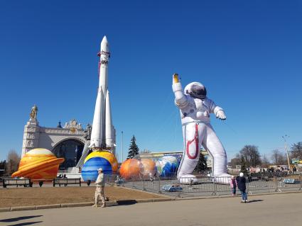 Москва.  Макет ракеты-носителя `Восток` у  реконструированного павильона `Космос` на ВДНХ.