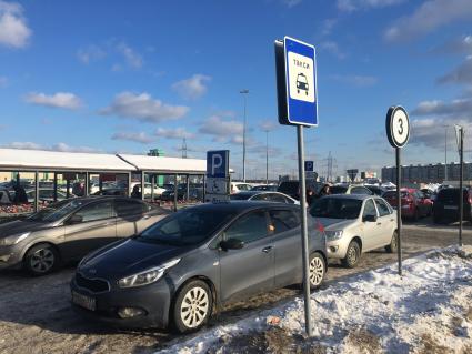 Москва. Автомобили на парковке.