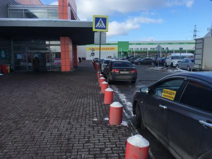 Москва. Автомобиль такси на одной из улиц города.