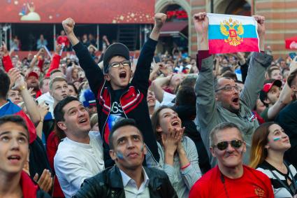 Санкт-Петербург.  Болельщики сборной России в фан-зоне на Конюшенной площади во время просмотра трансляции матча 1/4 финала чемпионата мира по футболу между сборными России и Хорватии.