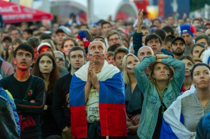 Санкт-Петербург.  Болельщики сборной России в фан-зоне на Конюшенной площади во время просмотра трансляции матча 1/4 финала чемпионата мира по футболу между сборными России и Хорватии.