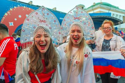 Санкт-Петербург.  Болельщицы сборной России в фан-зоне на Конюшенной площади во время просмотра трансляции матча 1/4 финала чемпионата мира по футболу между сборными России и Хорватии.