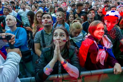 Санкт-Петербург.  Болельщики сборной России в фан-зоне на Конюшенной площади во время просмотра трансляции матча 1/4 финала чемпионата мира по футболу между сборными России и Хорватии.