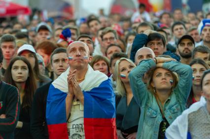 Санкт-Петербург.  Болельщики сборной России в фан-зоне на Конюшенной площади во время просмотра трансляции матча 1/4 финала чемпионата мира по футболу между сборными России и Хорватии.